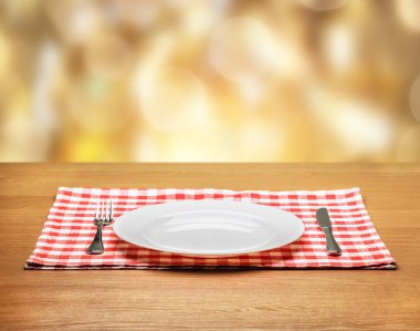 ahşap arka plan üzerinde masada boş plaka