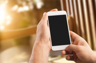 Cep telefonu kullaranarak erkek eller 