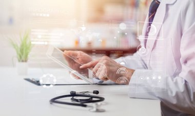 Hastanedeki doktor tabletle çalışıyor.