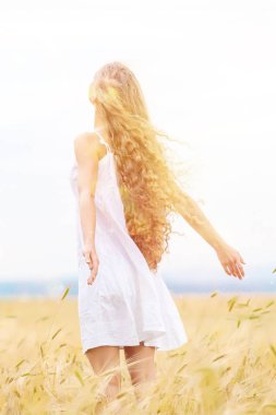 Sahadaki genç güzel kadın 