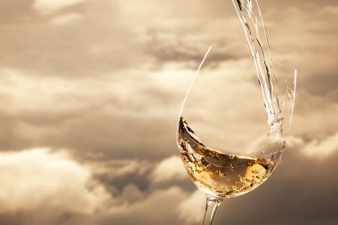 Cama dökülen beyaz şarabın yakın plan görüntüsü 