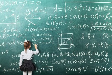 Matematik geçmişi, tahtanın üzerine hesap yazan küçük bir kız. 