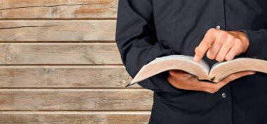 Arka planda İncil okuyan adam