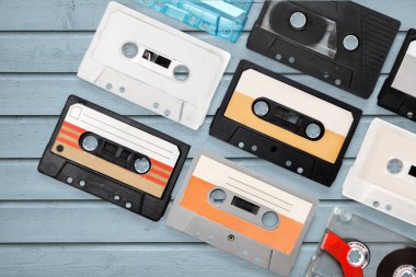 Arka plan üzerinde retro ses kasetleri topluluğu