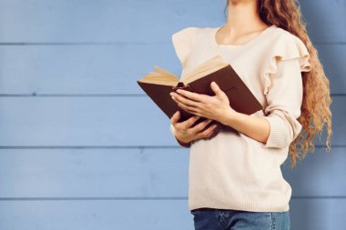 Kitap okuyan güzel genç bir kadın.