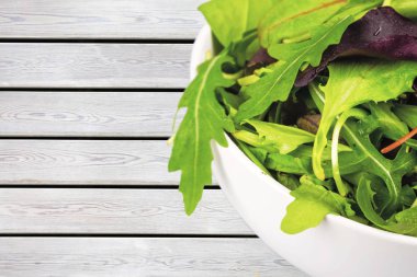 Beyaz kase, freah marul salata yakın çekim