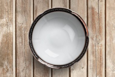 Ahşap arkaplanda boş tabak izole 