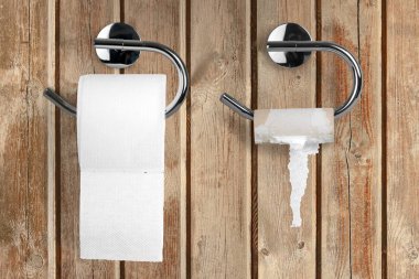 Ahşap arka plan üzerinde rulo tuvalet kağıdı