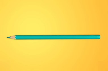 sarı arkaplanda renk kalemi 