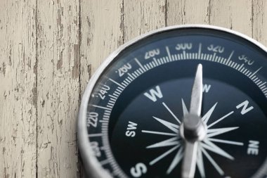 Antika pirinç pusula