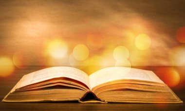 masadaki açık kitabın yakın çekim görünümü