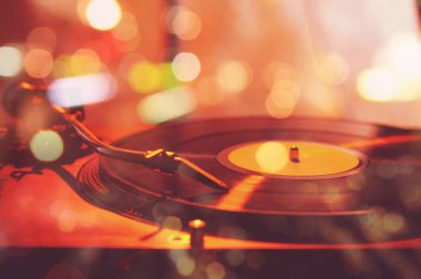 Bokeh ışıkları ve vinil oynatıcı ile soyut bulanık arkaplan