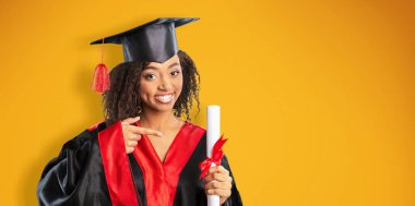 Diplomalı mezuniyet şapkalı kadın.