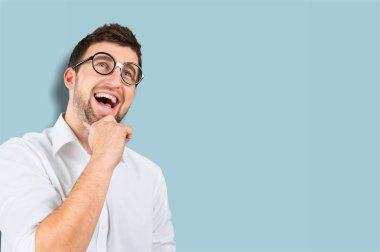 Heyecanlı genç adam mavi arka planda 