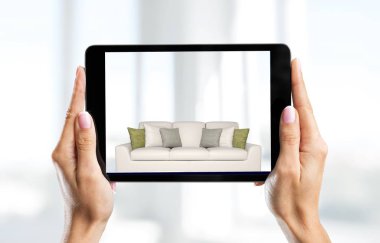 Dijital tablet kullanan kadın görmek