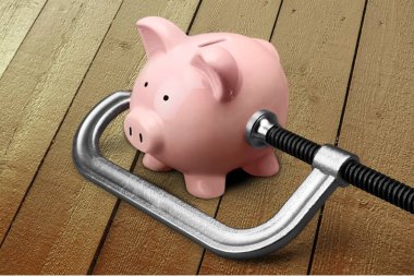  Masa arkasında aracı olan domuz kumbarası