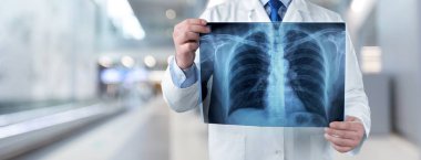 Doktor röntgende arka plan bulanık incelenmesi 