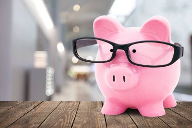 Gözlük takan seramik domuz kumbarası, tasarruf kavramı