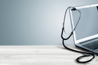 Modern dizüstü ve arka planda, yakından görmek stetoskop