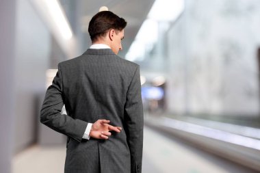 parmağı arkadan geçti takım elbiseli yakışıklı adam