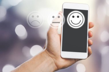 Cep telefonu kullaranarak erkek eller 