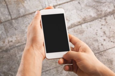 Cep telefonu kullaranarak erkek eller 