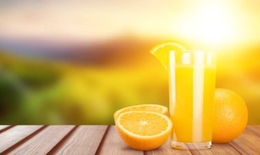 yakın çekim cam masada lezzetli taze portakal suyu 