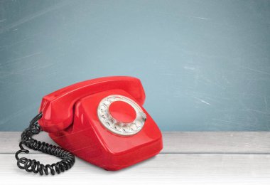 Arka planda kırmızı retro telefon 