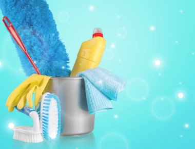 Farklı temizlik malzemeleri, ev eşyaları. 