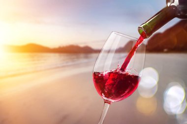 Kırmızı şarap kadehinin dökme