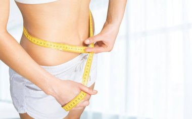 ölçme bant ile genç bir kadın