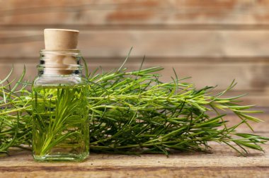 Bir şişe gerekli yağ ve bitkiler.