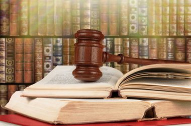 Ahşap Yargıç tokmak ile eski kitaplar