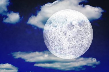 Mavi gökyüzünde ay ve bulutlar