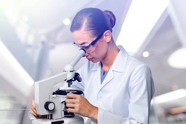 Unga Kvinnliga Forskare Som Arbetar Med Mikroskop — Stockfoto