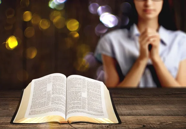 Abierto Libro Biblia Sobre Mesa — Foto de Stock