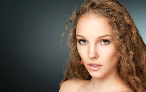 Retrato Jovem Mulher Atraente Com Maquiagem — Fotografia de Stock
