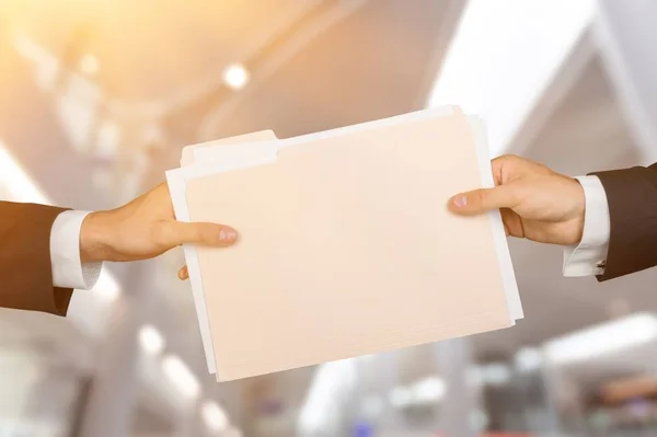 Ręce Biznesmenów Posiadających Folder Plików — Zdjęcie stockowe