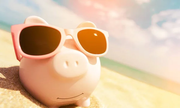 Summer Piggy Bank Sunglasses Beach — Stock Photo, Image