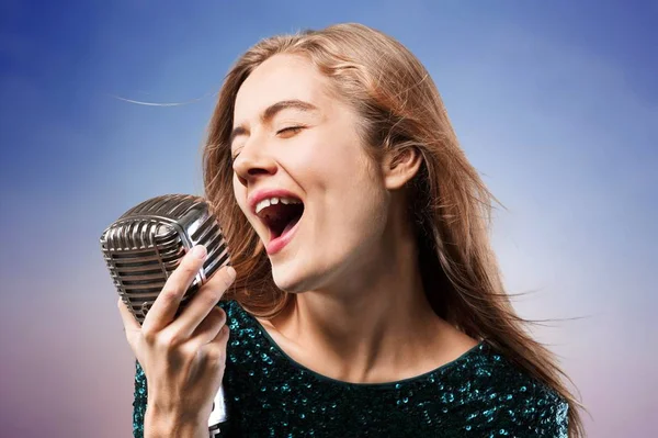 Mujer Joven Con Micrófono Sobre Fondo Bokeh —  Fotos de Stock