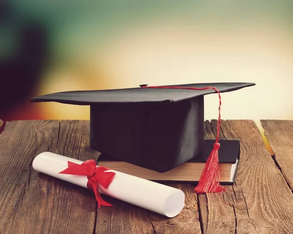 卒業証書と本付きの卒業キャップ — ストック写真