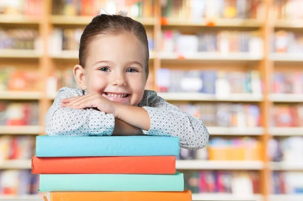 Liten Flicka Med Böcker Biblioteket — Stockfoto