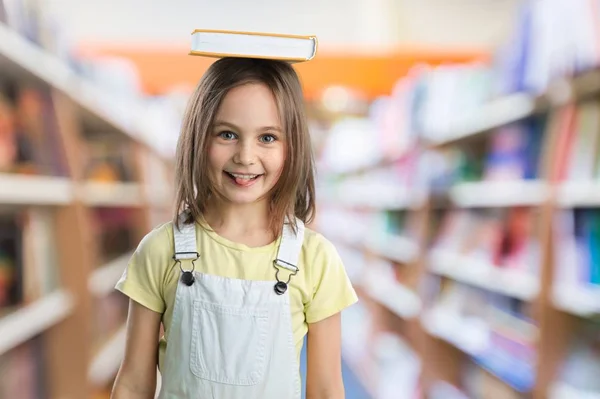 Junges Mädchen Bibliothek Speichern — Stockfoto