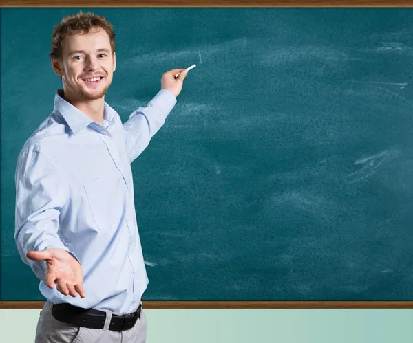 Junger Männlicher Lehrer Steht Der Nähe Von Greenboard — Stockfoto