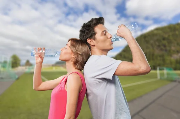 Joven Mujer Hombre Beber Agua Dulce —  Fotos de Stock