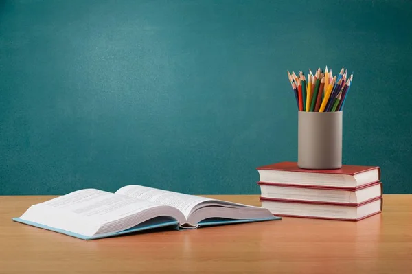 Stapel Boeken Kleurpotloden Houten Tafel — Stockfoto