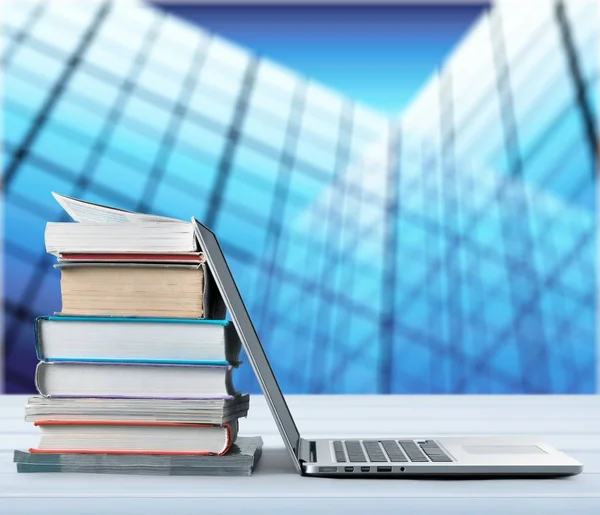 Stos Książek Laptopów Nowoczesne Tło Edukacyjne — Zdjęcie stockowe