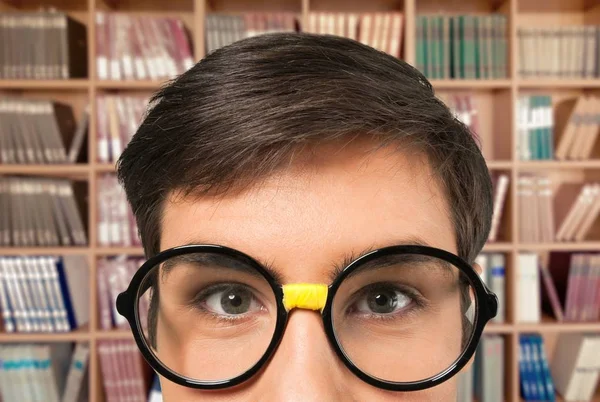 Nahaufnahme Eines Pubertierenden Jungen Mit Brille — Stockfoto