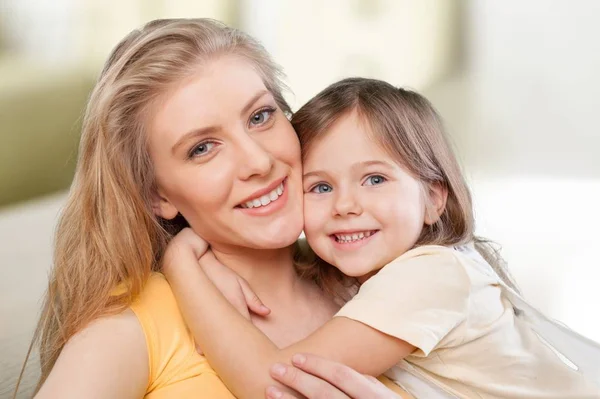 快乐的年轻母亲和女儿拥抱在一起 — 图库照片