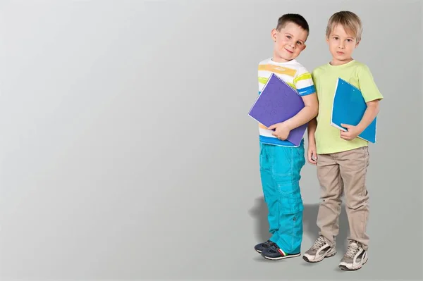 Dois Meninos Segurando Livros — Fotografia de Stock